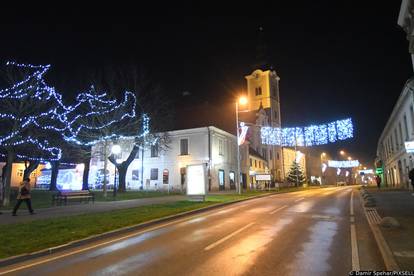 FOTO Advent u Križevcima: Klizalište za djecu, a za odrasle - degustacija vina i sireva