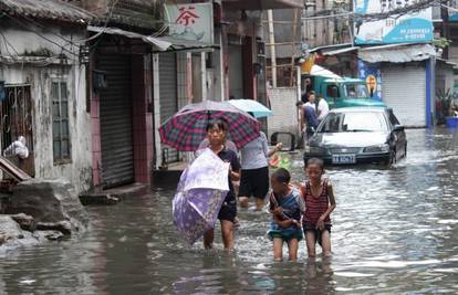 Kiše zarobile 20.000 ljudi u Kini; 14 ljudi poginulo