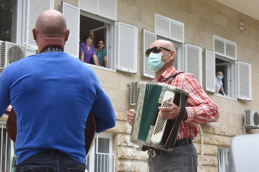 Dvojac zasvirao ispred bolnice u Šibeniku za sve djelatnike