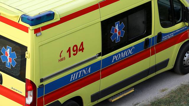 Petero ljudi ozlijeđeno u sudaru dva automobila kraj Šibenika