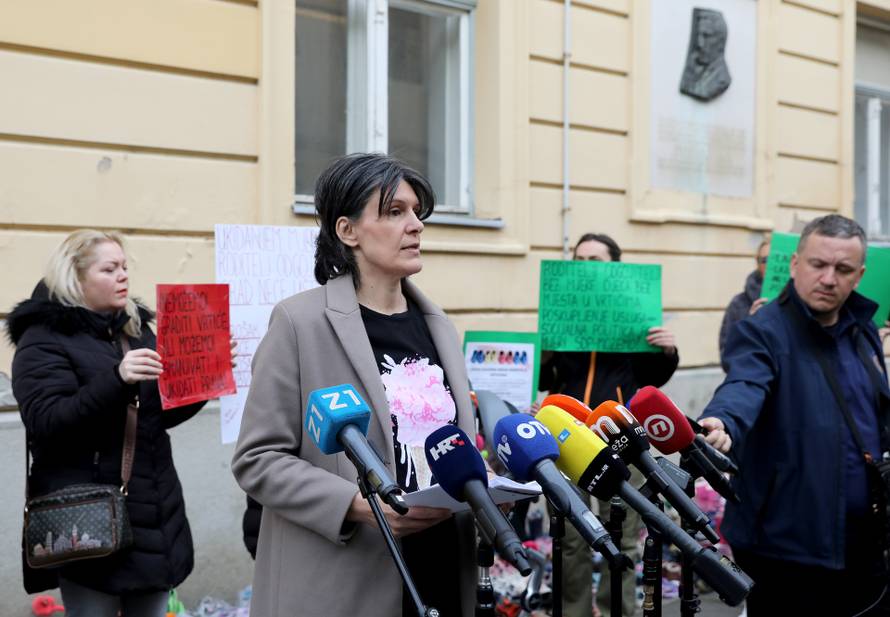 Akcija "Zagrebu nedostaju vrtići" Hrvatske udruge roditelja odgojitelja ispred Gradske skupštine