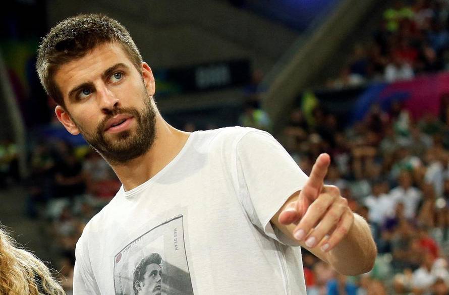 FILE PHOTO: Colombian singer Shakira and her partner, Barcelona soccer player Pique, attend the Basketball World Cup quarter-final game between the U.S. and Slovenia in Barcelona
