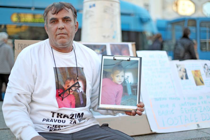 Zagreb: Prosvjeduje na glavnom gradskom trgu zbog smrti kÄeri na Rebru