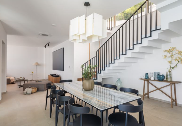 FOTO Luksuz na razini: Nova i moderna vila s infinity bazenom mami poglede u Omišu