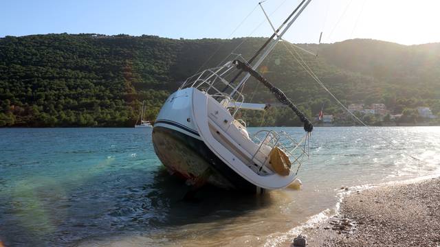 GrebaÅ¡tica: Jako jugo nasukalo i izbacilo na obalu veliku jedrilicu