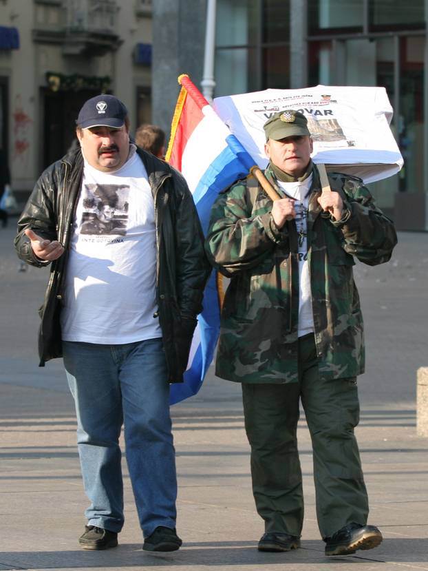ARHIVA -  Tristotinjak osoba okupilo se na Jelačićevom trgu tijekom skupa podrške Gotovini