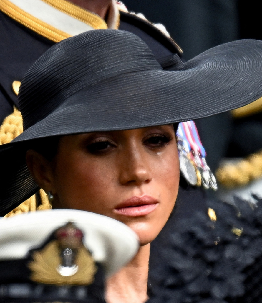 Meghanini suradnici proglasili su je narcisoidnom sociopatom, a sebe zovu 'Klubom preživjelih'