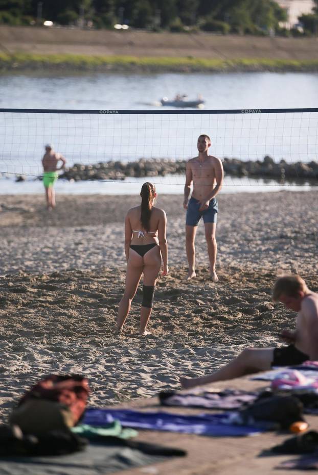 Osijek: Osječani pronašli osvježenje kupanjem na Dravi