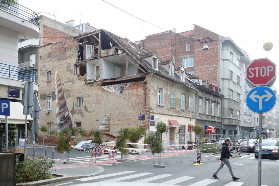Zagreb: Grančice imele i lutka Djeda mraza ukrašavaju ogradu oko kuće stradale u potresu