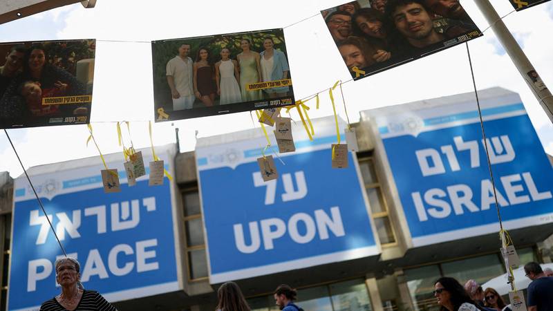 Začetek izpustitve talcev predviden zgodaj v ponedeljek, Netanyahu pravi, da boj še ni končan.