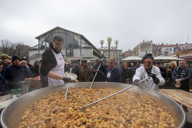 Pula:  500 besplatnih porcija “Lovačkog doručka” podjeljeno na slast prisutnim puljanima