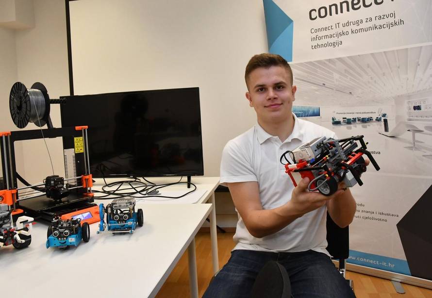 Slavonski Brod -  Šesnaestogodišnji genijalac Roko Lukenda iz Slavonskog Broda uspješan je informatičar i robotičar.