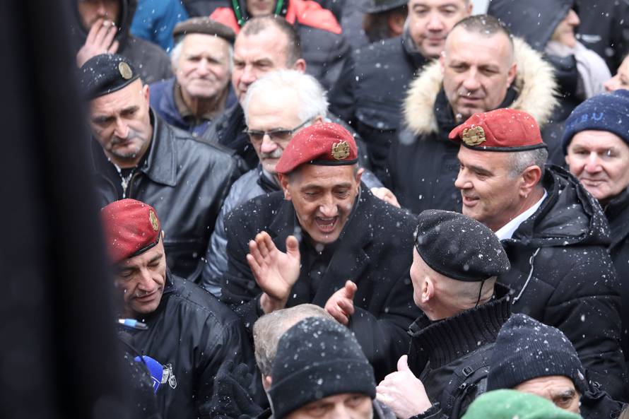 Prosvjednici došli do Kamenitih vrata, dalje ne mogu: 'Izdaja!'