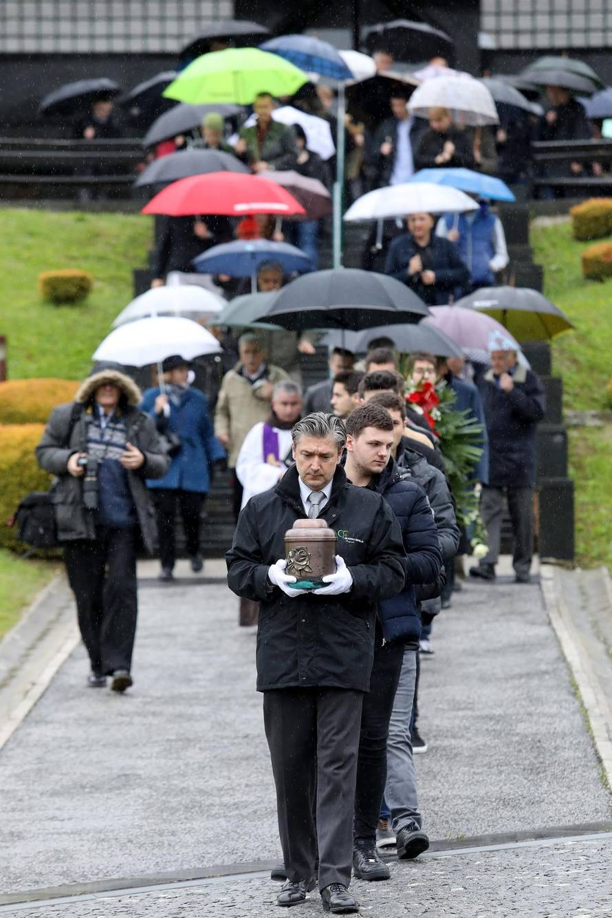 Zagreb: IspraÄaj i polaganje urni 11 pokojnika koji su tijela darovali Medicinskom fakultetu