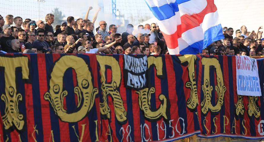 Torcida opet izvjesila sramotni transparent 'Maksovi mesari'!