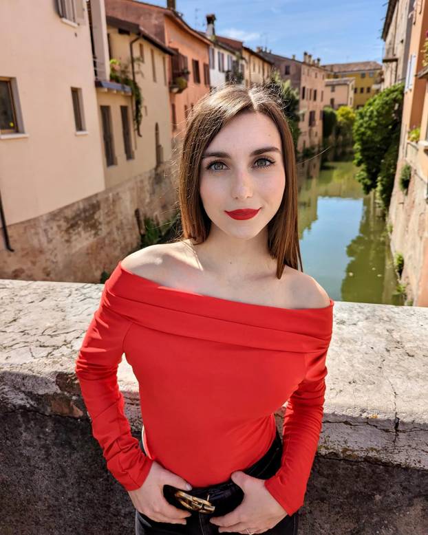 FOTO Zbog nje bi svi u zaleđe. Tange i zastavica su joj rekviziti