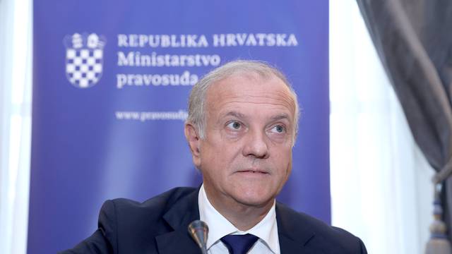 Zagreb: BoÅ¡njakoviÄ prestavio prijedlog novog OvrÅ¡nog zakona