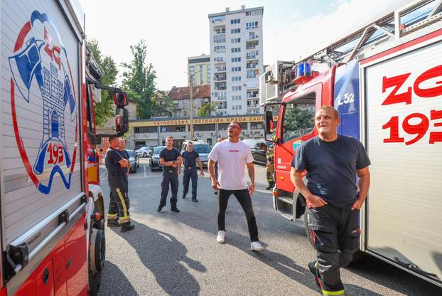 Stipe Miočić prvi se put u životu spustio niz šipku u vatrogasnoj postrojbi Zagreb