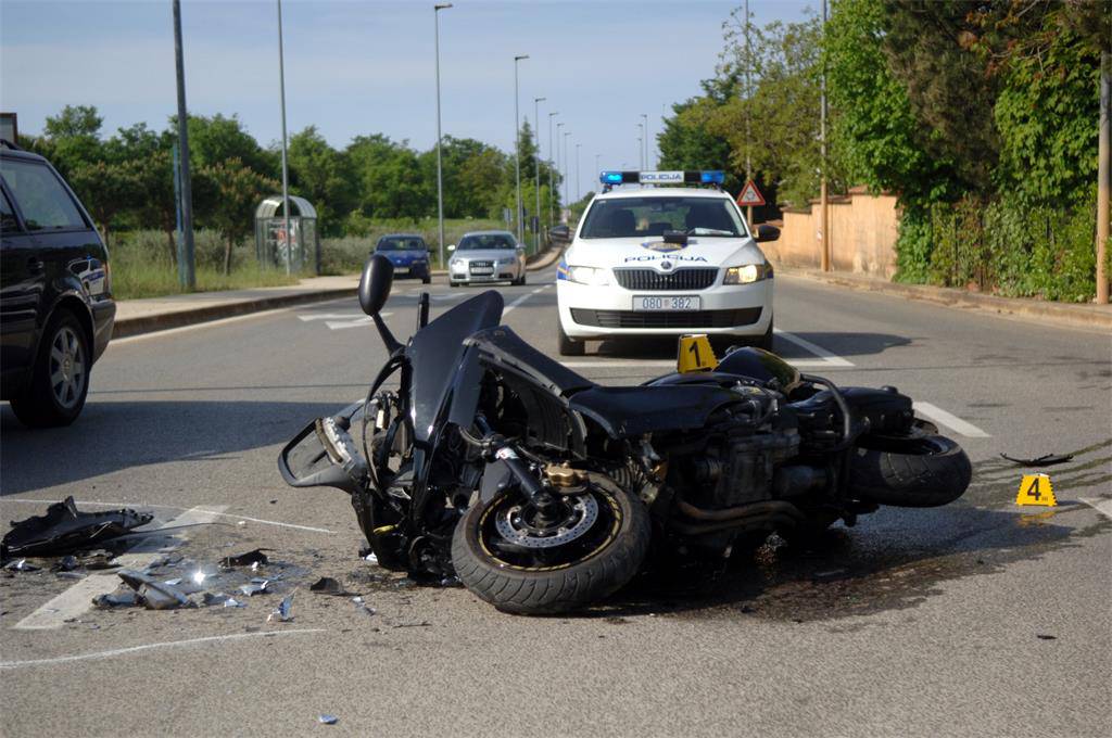 Zabio se u cestovne oznake: Motociklist je teško ozlijeđen