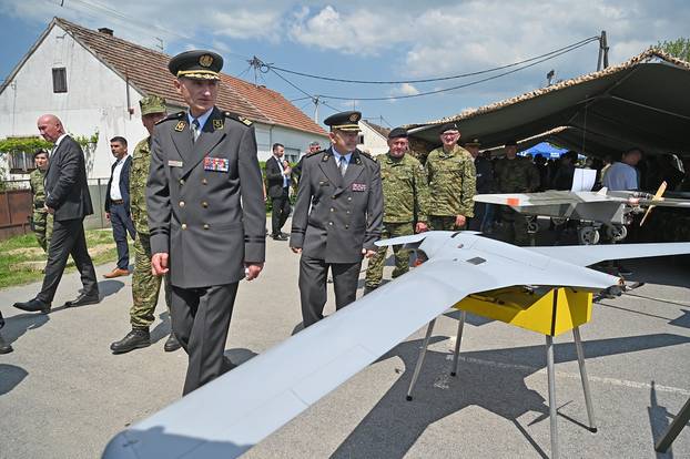 FOTO Pogledajte vježbe HV-a i policije u Okučanima: Borbe, eksplozija i skok padobranom!