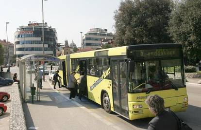 Split: Djeca skaču na krov busa, pa se voze po gradu