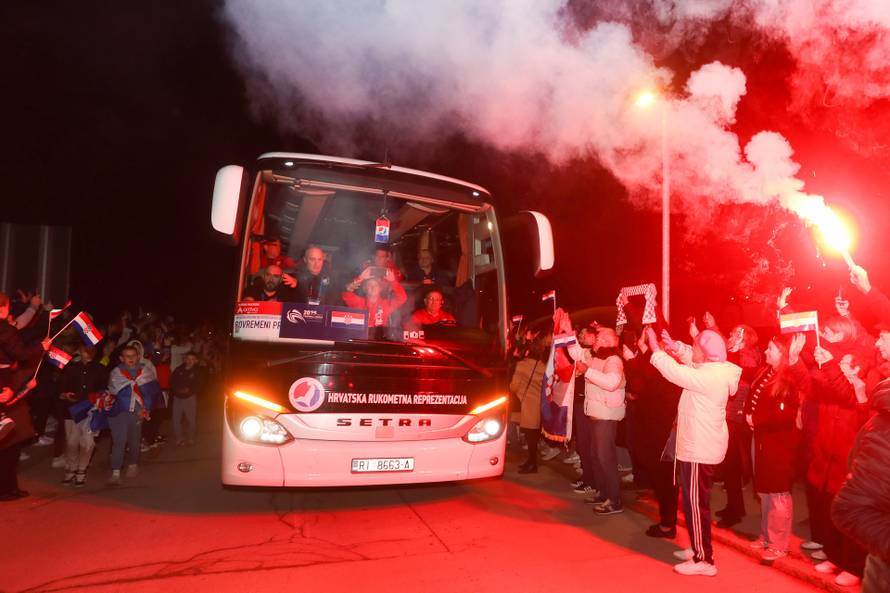 Brojni Karlov?ani pozdravili rukometaše na putu za Zagreb