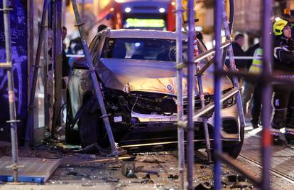Auto udario u skelu na Britancu: Dvoje ljudi je ozlijeđeno, nastala velika gužva u prometu