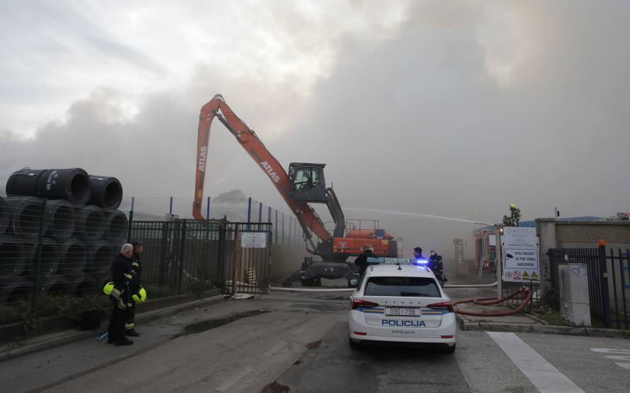 Rijeka: Izbio požar u skladištu Metisa na Kukuljanovu