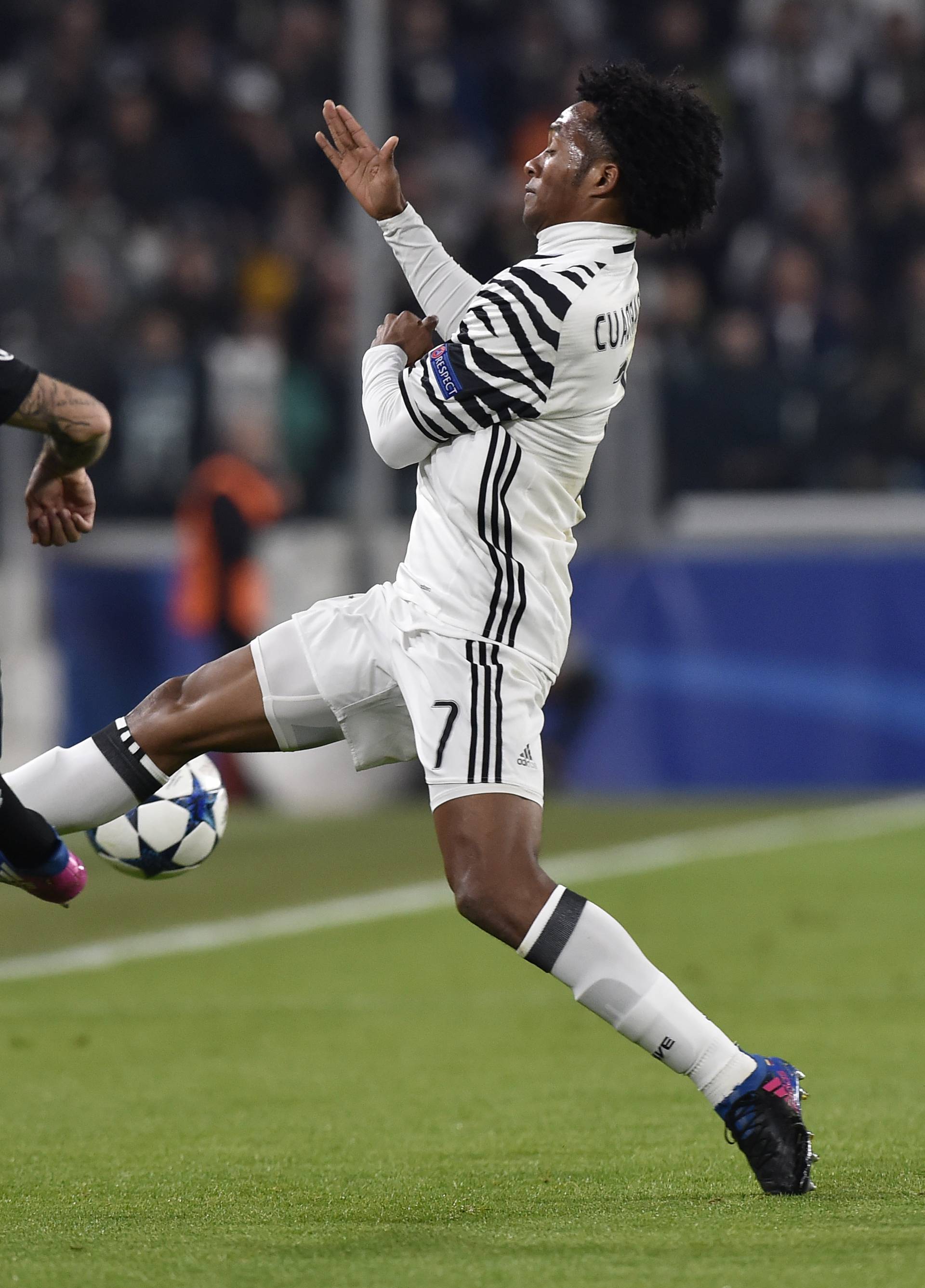 FC Porto's Miguel Layun in action with Juventus' Juan Cuadrado