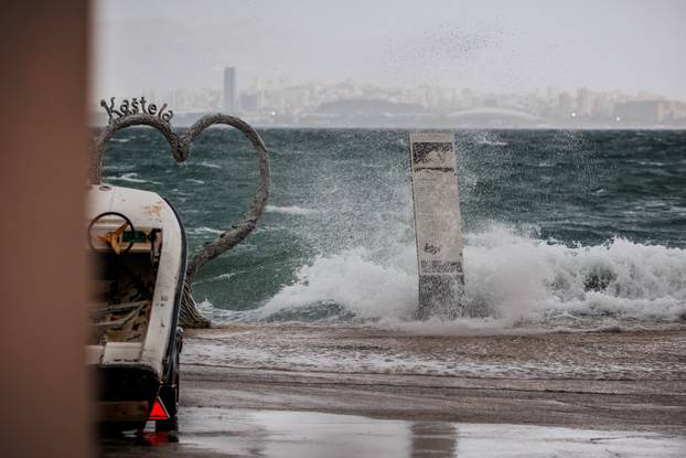 Olujno jugo zahvatilo Kaštela