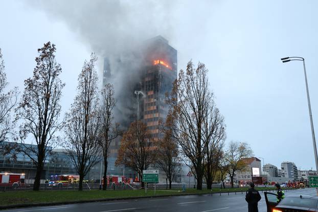 Zagreb: Nastavlja se gašenje Vjesnikovog nebodera, teška noć iza vatrogasaca