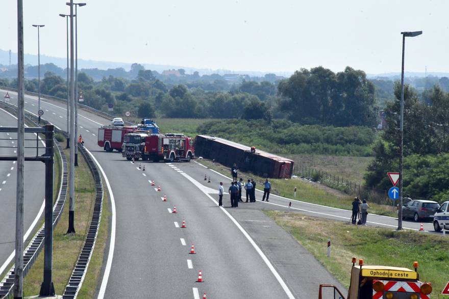 Slavonski Brod: Autobus sletio s autoceste, poginulo deset osoba, deseci ozlijeđenih