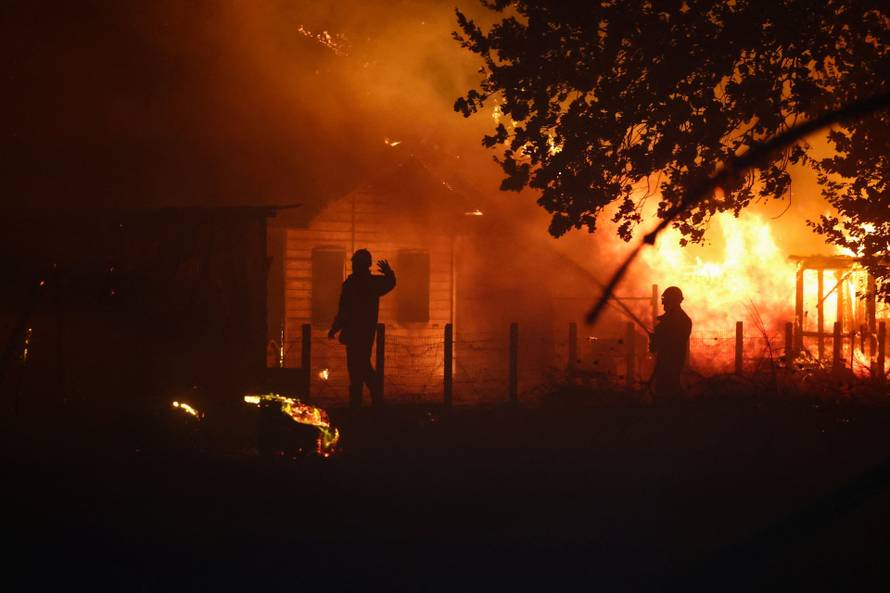 storyeditor/2026-07-24/2026-07-23t220758z-1979695710-rc2xjmaa36w4-rtrmadp-3-europe-weather-france-wildfire.jpg
