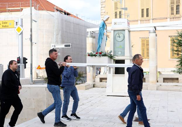 Šibenik: Molitelji krunice ispred Gradske uprave