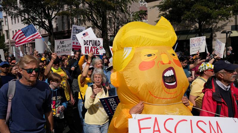 FOTO Masovni prosvjedi protiv Trumpa uzdrmali su Ameriku: 'Naša demokracija  je ugrožena'