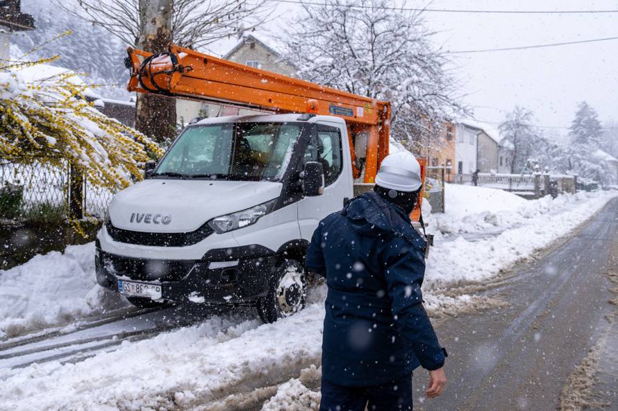 Otočac: Zbog mokrog snijega koji pada dio Like ostao bez struje