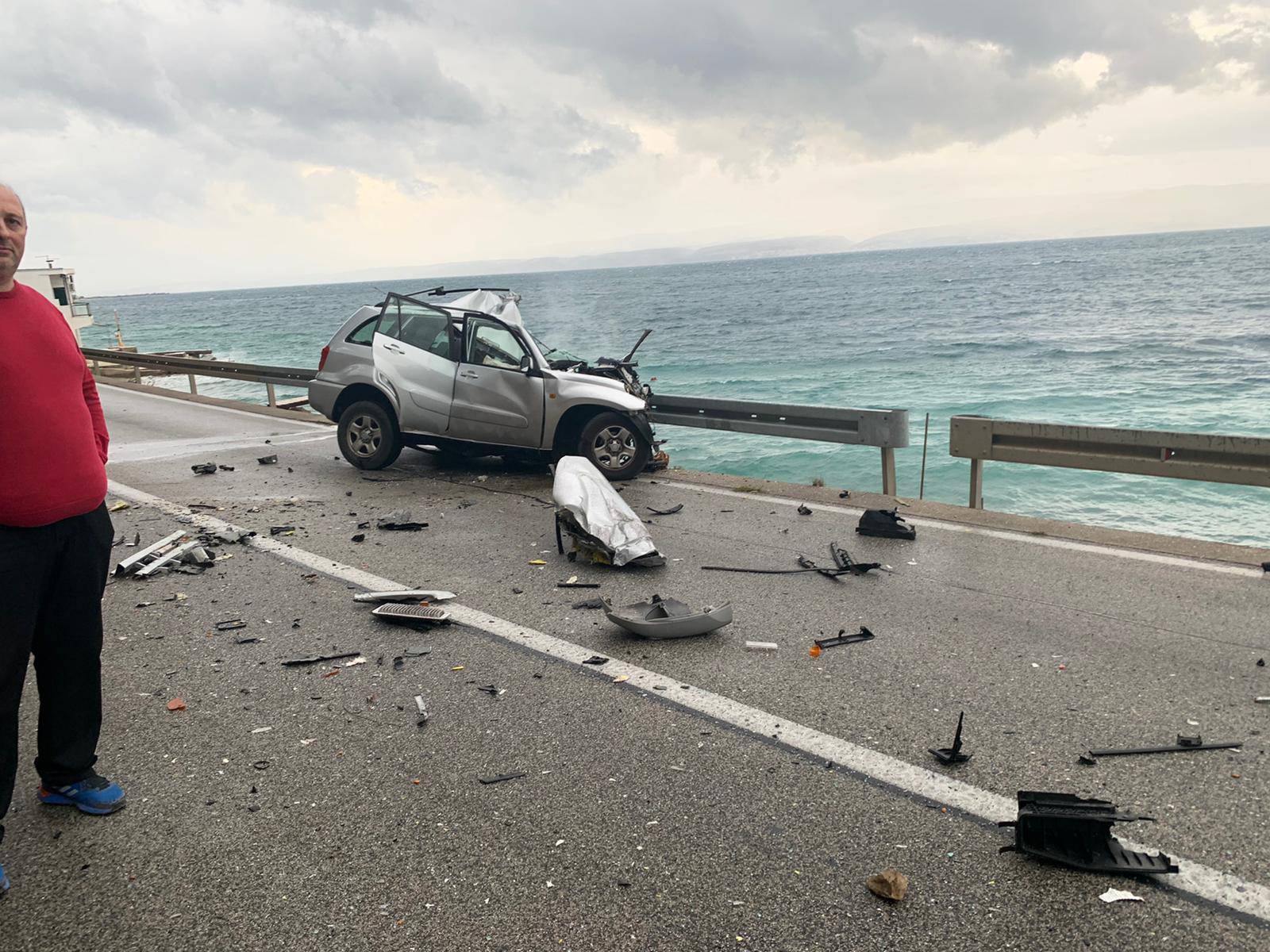 Sudar u Krilu Jesenice: Bus i auto smrskani, poginuo vozač