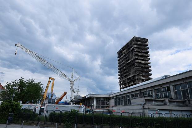 Zagreb: Kod Vjesnikovog nebodera počela je montaža velikog krana dizalice