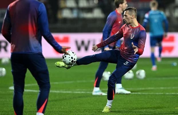 Rijeka: Zagrijavanje nogometaša uoči početka utakmice između Hrvatske i Farskih otoka u kvalifikacijama za FIFA Svjetsko prvenstvo