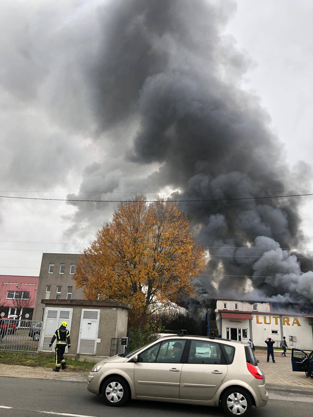 VIDEO U Sesvetama se zapalilo skladište: 'Čuli smo eksploziju'. Vatrogasac je rasjekao ruku