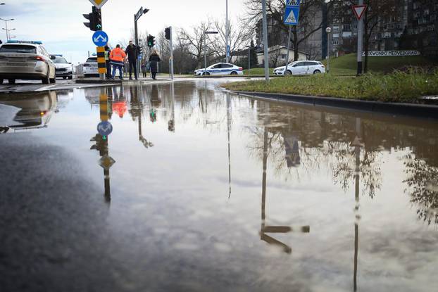 Zagreb: Poplava u Ukrajinskoj ulici zbog puknuća cijevi