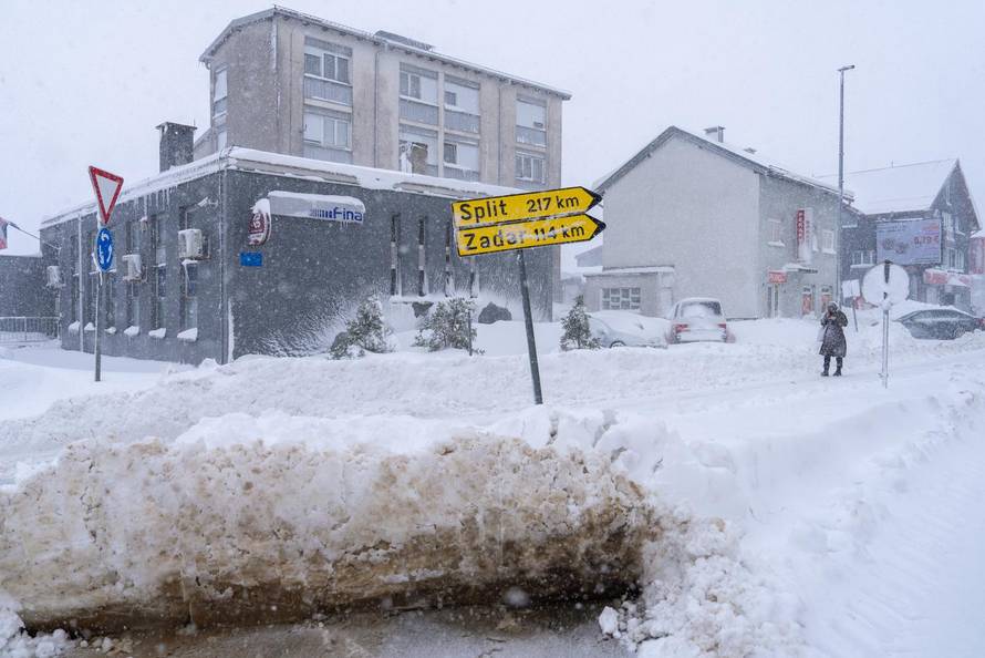 Korenica: Jako snježno nevrijeme stvorilo velike probleme u prometu