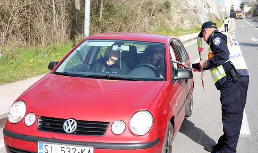Stop, može prometna i vozačka? Ovaj put nije kazna, šibenski policajci darovali ruže ženama