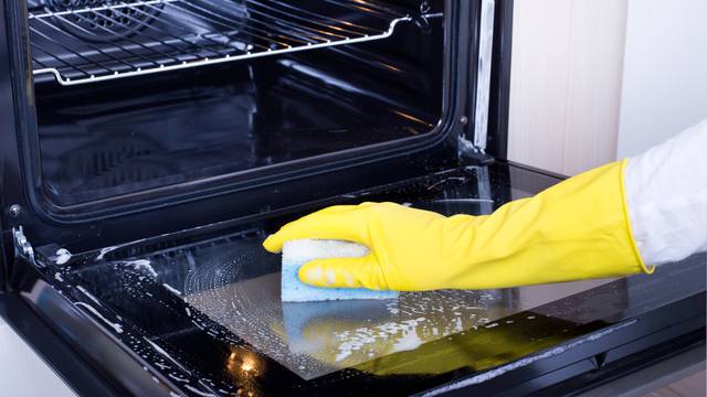 Rešetke iz pećnice možete lako očistiti pomoću aluminijske folije i tablete za pranje posuđa