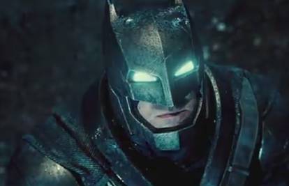 Ben Affleck u odijelu Batmana izgleda dominantno i brutalno