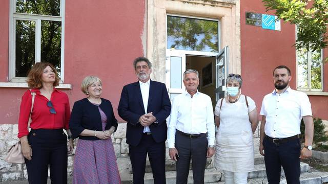 Ministar Radovan Fuchs posjetio školu u Vrpolju koja je oštećena u potresu