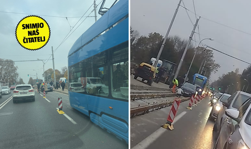 VIDEO Kaos na Maksimiru, auto upao u raskopane tračnice: 'Tramvaji ne dolaze, ljuti smo!'