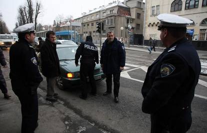 Zagreb: Auto naletio na pješaka i teško ga ozlijedio