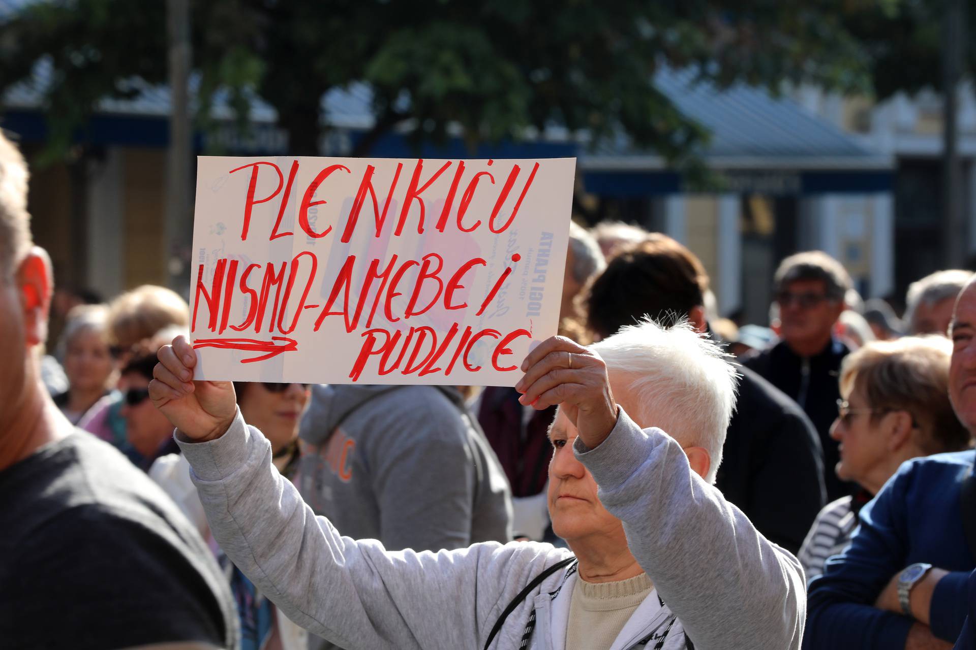 Rijeka: Prosvjed protiv siromaštva na trgu 128 brigade HV