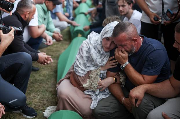Potočari: Tabuti izneseni u mezarje Memorijalnog centra, te su pripremljeni za sutrašnji masovni ukop
